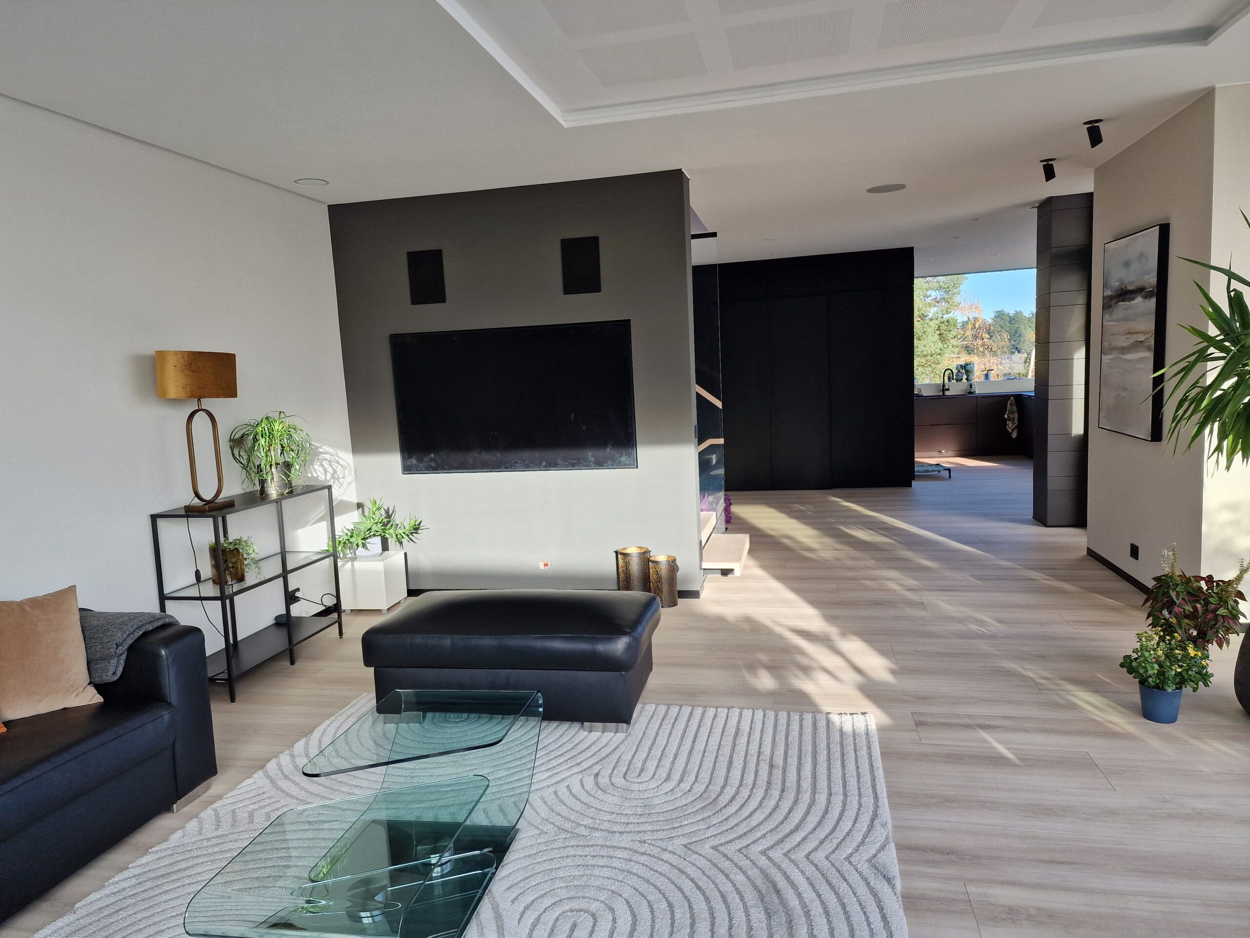 20241015_154056 Stue, Finstue, Spisestue, TV-Stue innredning med integrert lyd og bilde system med innfelte arkitektur høyttalere